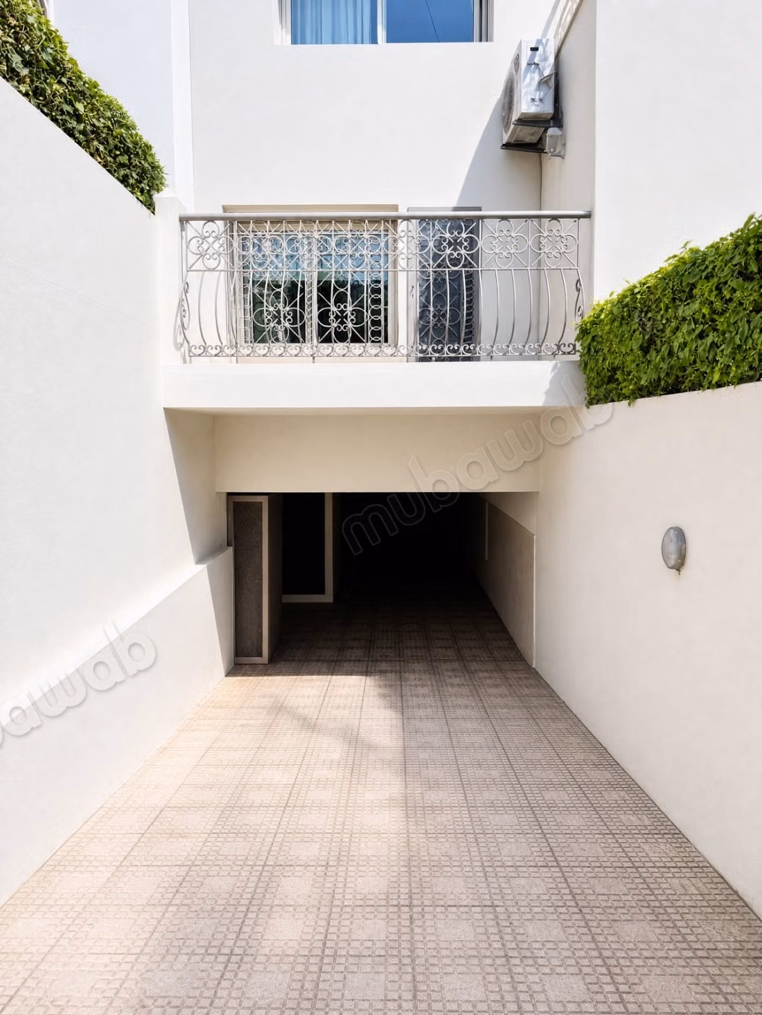 Villa de haut standing à vendre à Oasis.
Superficie 599 m².
Jardin et terrasse