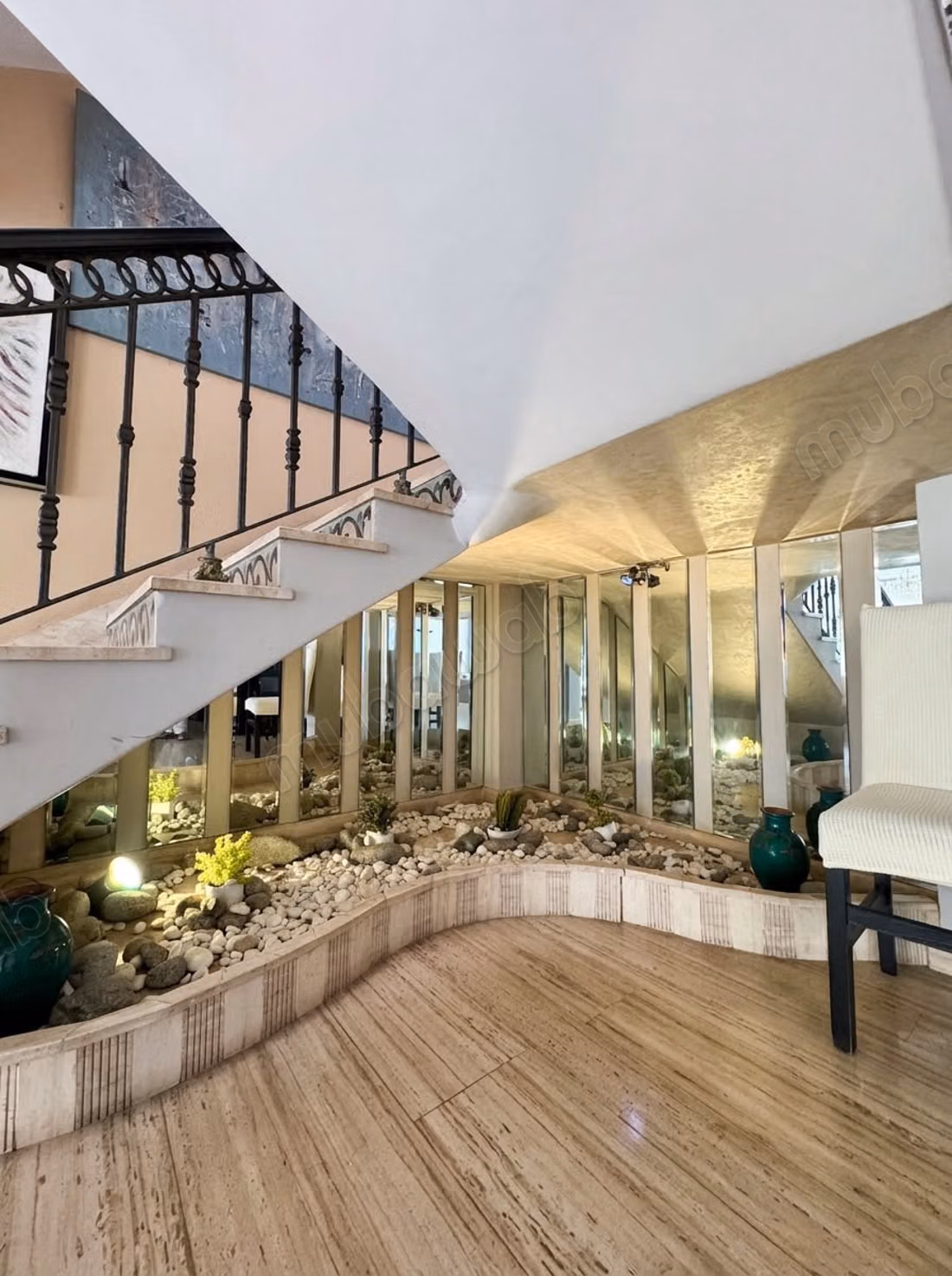 Villa de haut standing à vendre à Oasis.
Superficie 599 m².
Jardin et terrasse