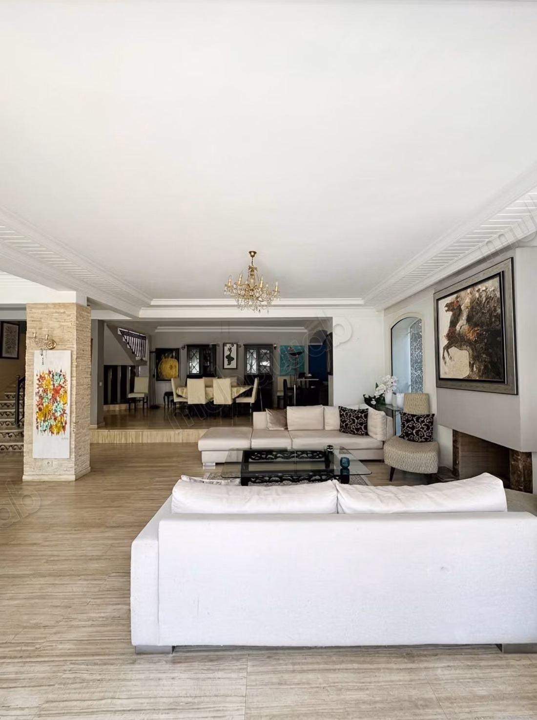 Villa de haut standing à vendre à Oasis.
Superficie 599 m².
Jardin et terrasse