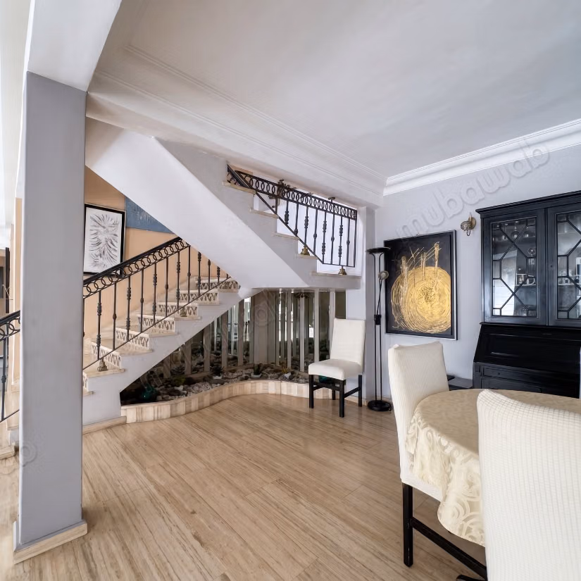 Villa de haut standing à vendre à Oasis.
Superficie 599 m².
Jardin et terrasse