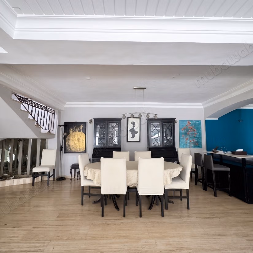Villa de haut standing à vendre à Oasis.
Superficie 599 m².
Jardin et terrasse