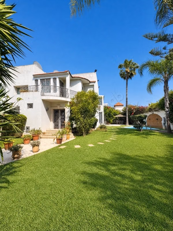 Villa de haut standing à vendre à Oasis.
Superficie 599 m².
Jardin et terrasse