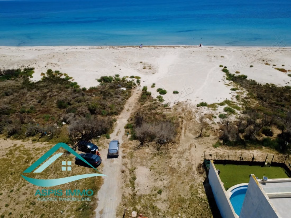 Terrain 500m² pieds dans l'eau plage Dherwa Kelibi