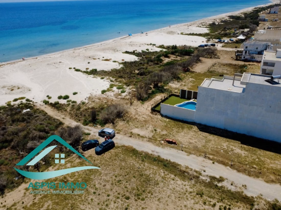 Terrain 500m² pieds dans l'eau plage Dherwa Kelibi