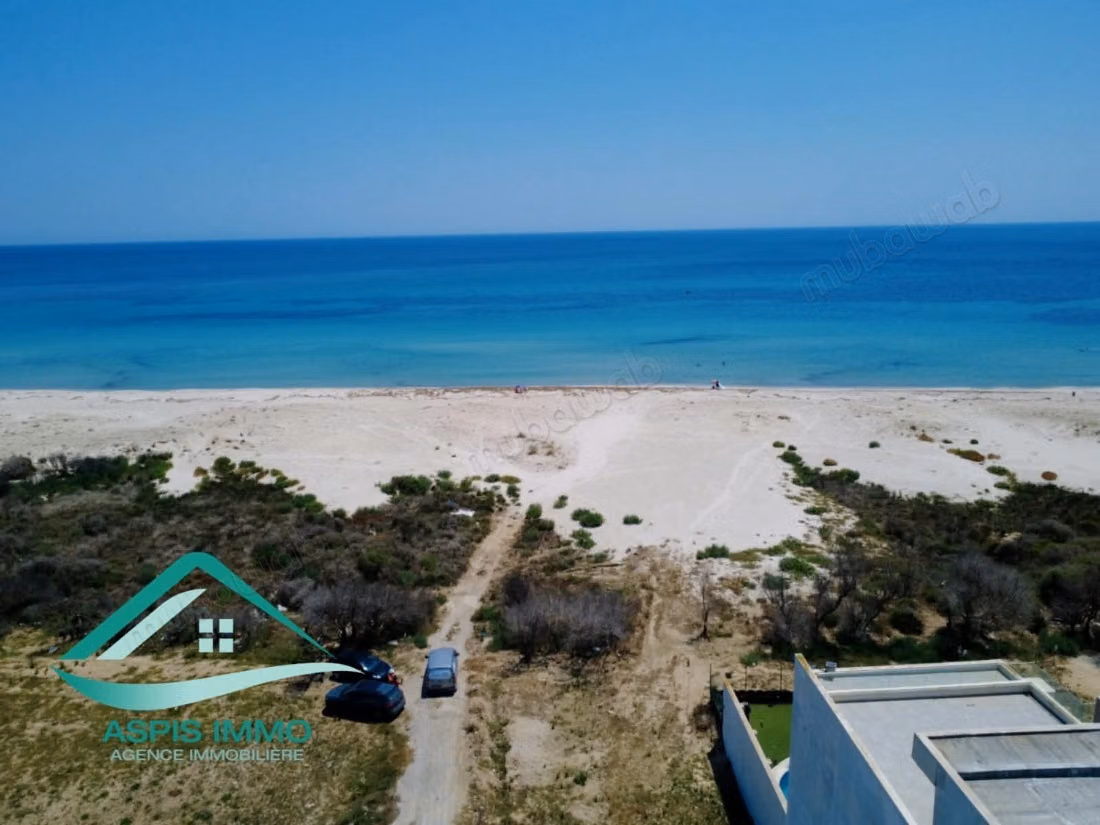 Terrain 500m² pieds dans l'eau plage Dherwa Kelibi