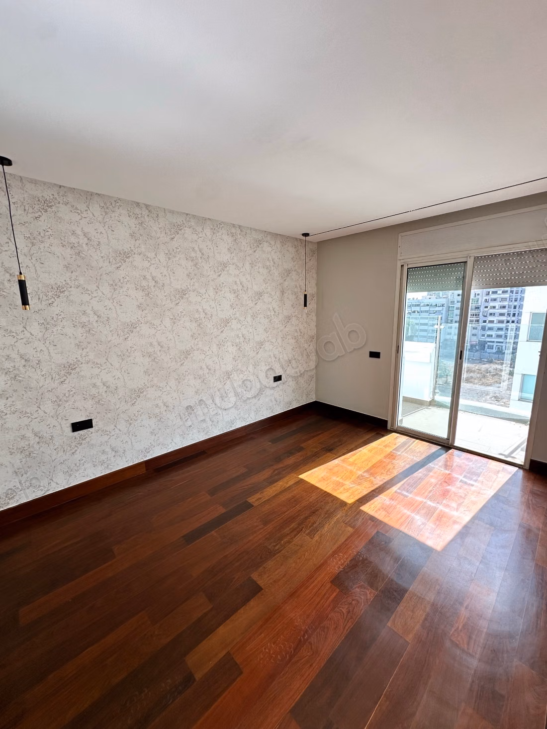 Bel appartement en location à Racine. 
Surface totale 170 m². 
Ascenseur et terrasse