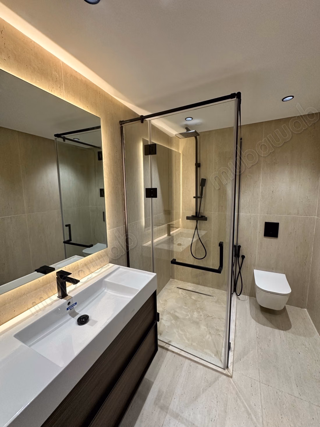 Bel appartement en location à Racine. 
Surface totale 170 m². 
Ascenseur et terrasse