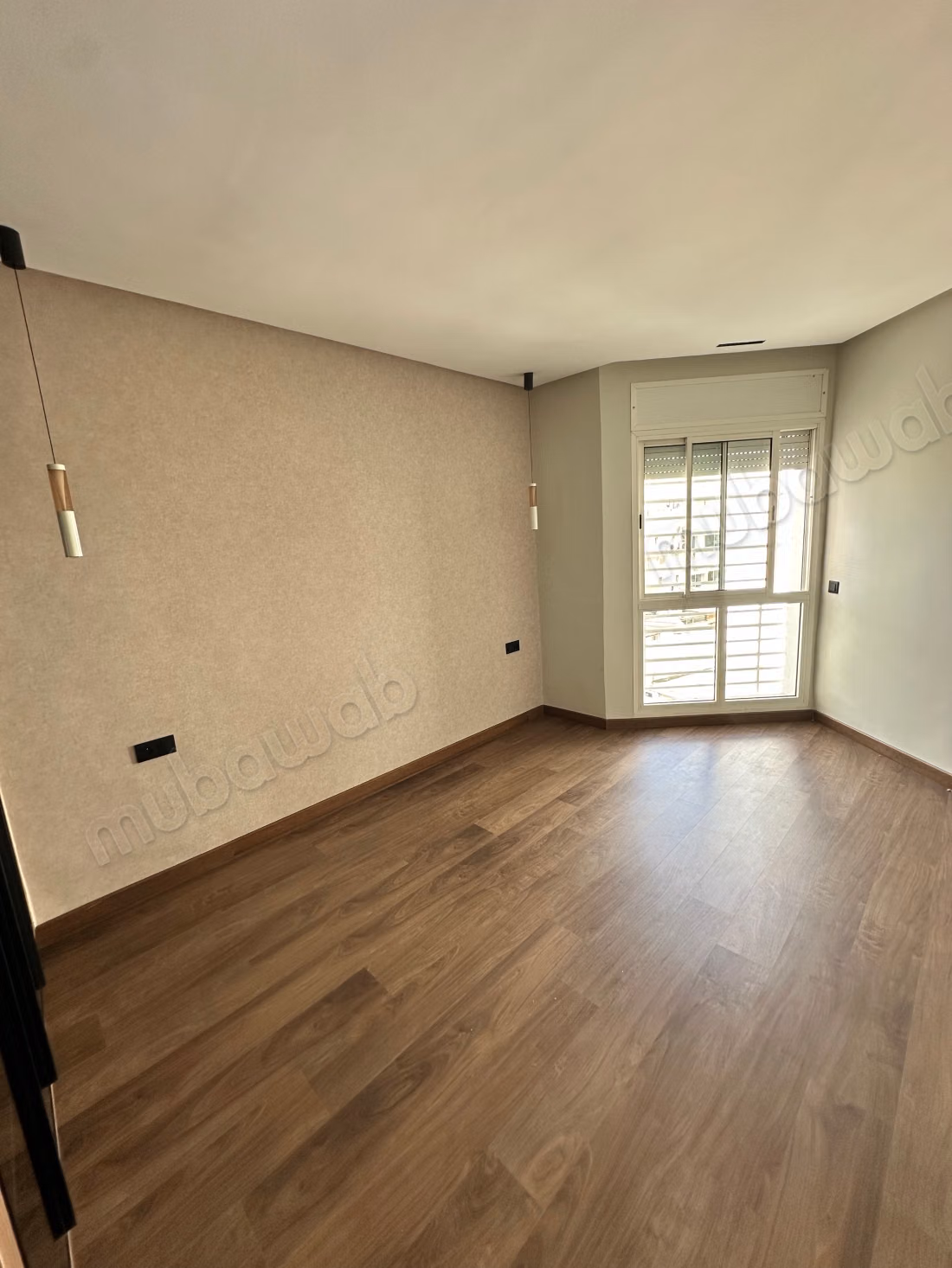 Bel appartement en location à Racine. 
Surface totale 170 m². 
Ascenseur et terrasse