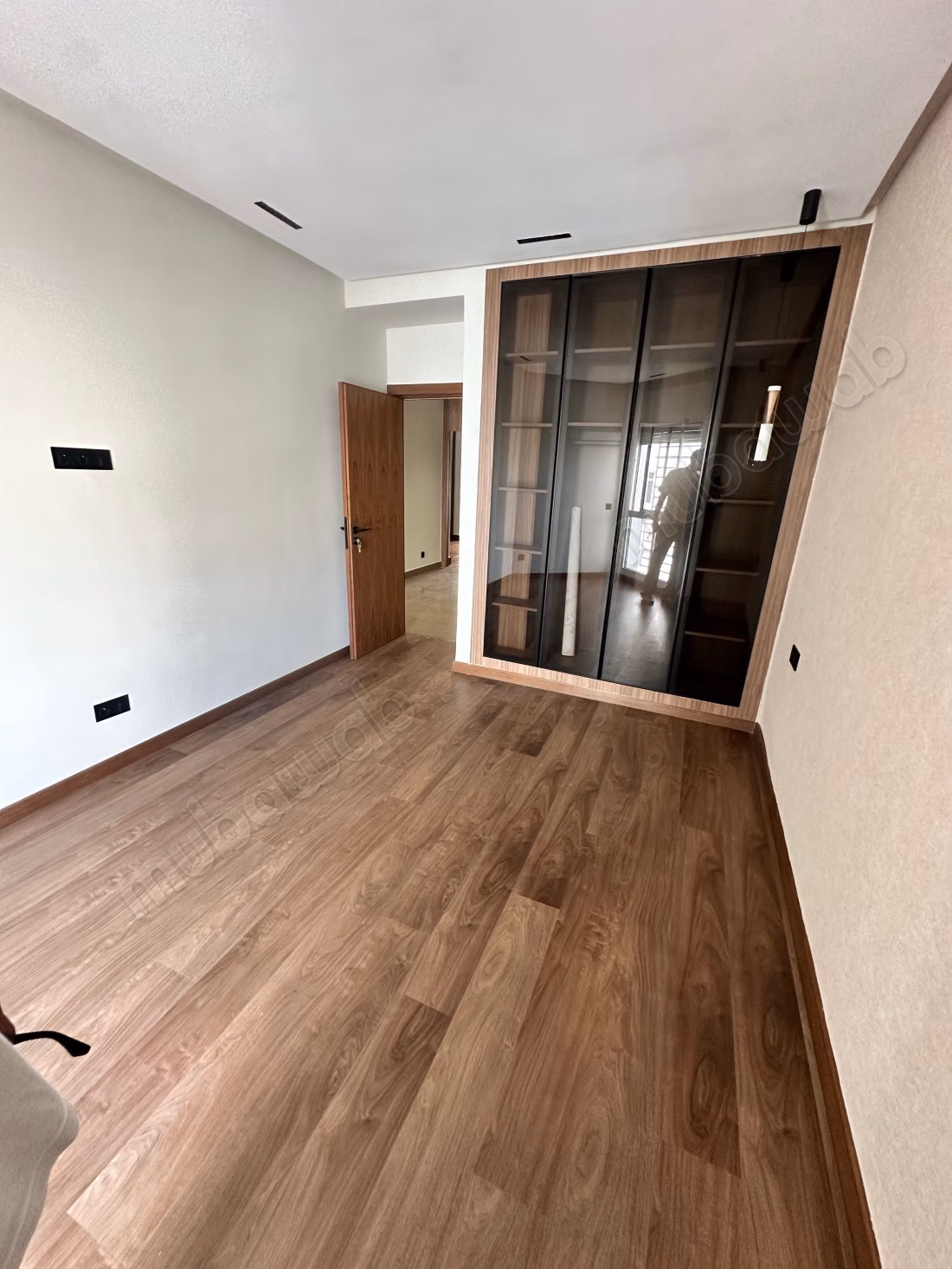 Bel appartement en location à Racine. 
Surface totale 170 m². 
Ascenseur et terrasse