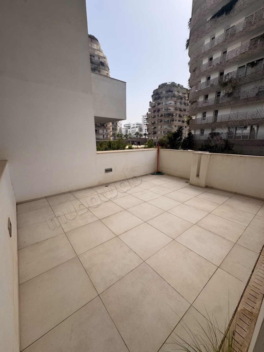 Superb empty apartment for rent in CFC