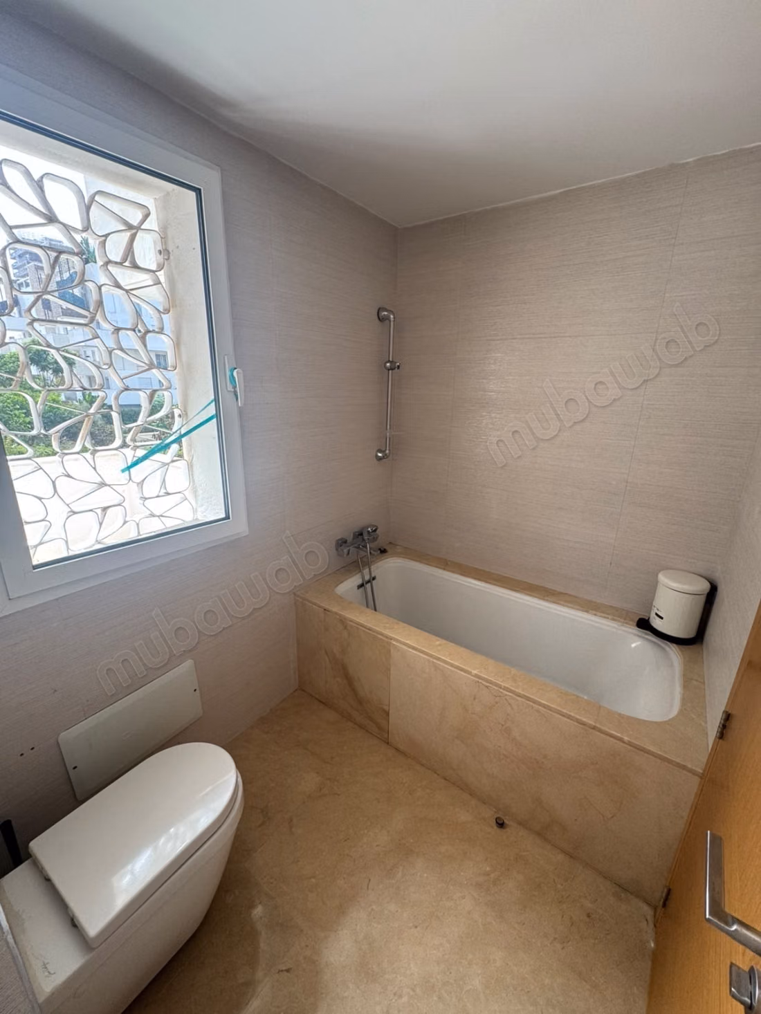 Superb empty apartment for rent in CFC