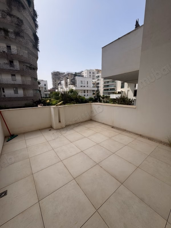 Prachtig leeg appartement te huur in CFC