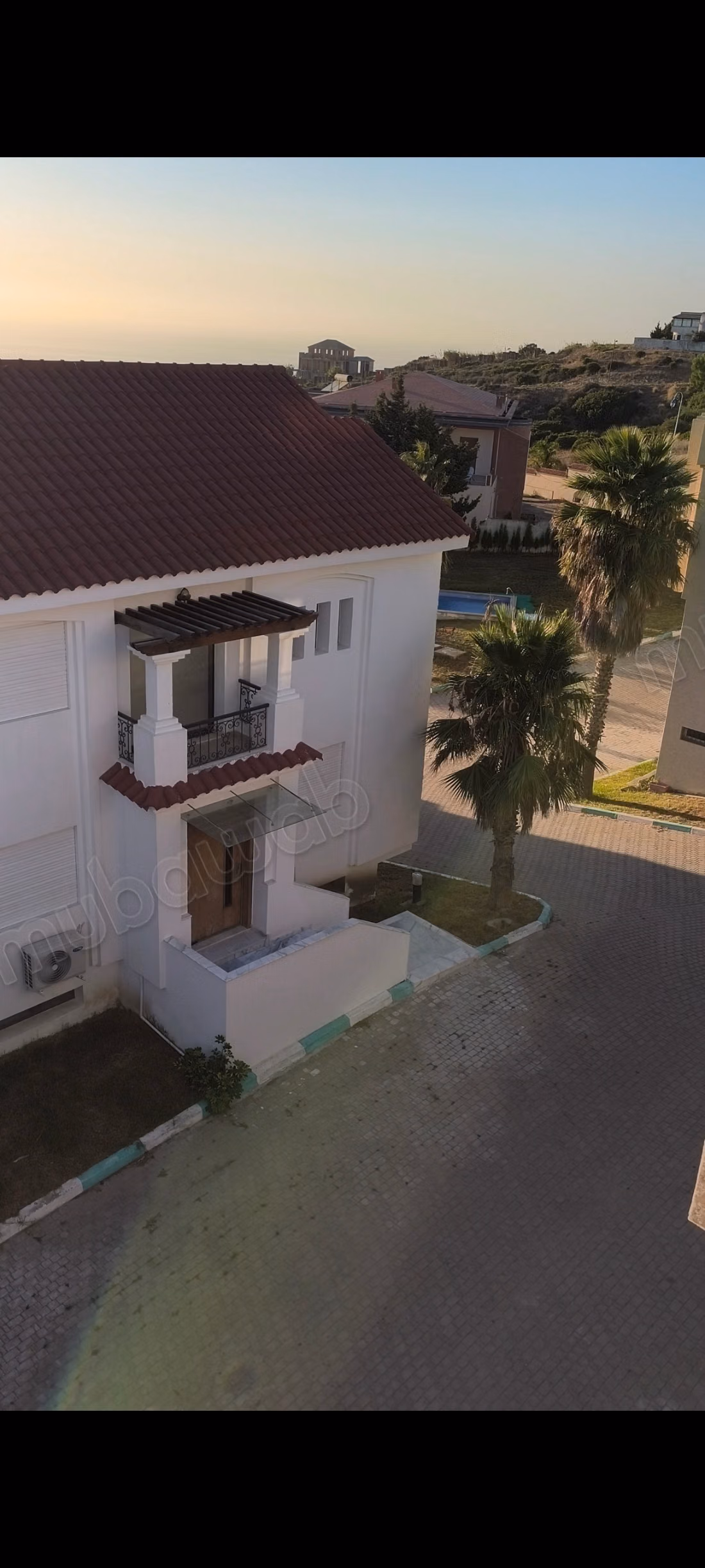Casa de alta gama en venta en Malabata. Superficie total de 300 m². Terraza y jardín