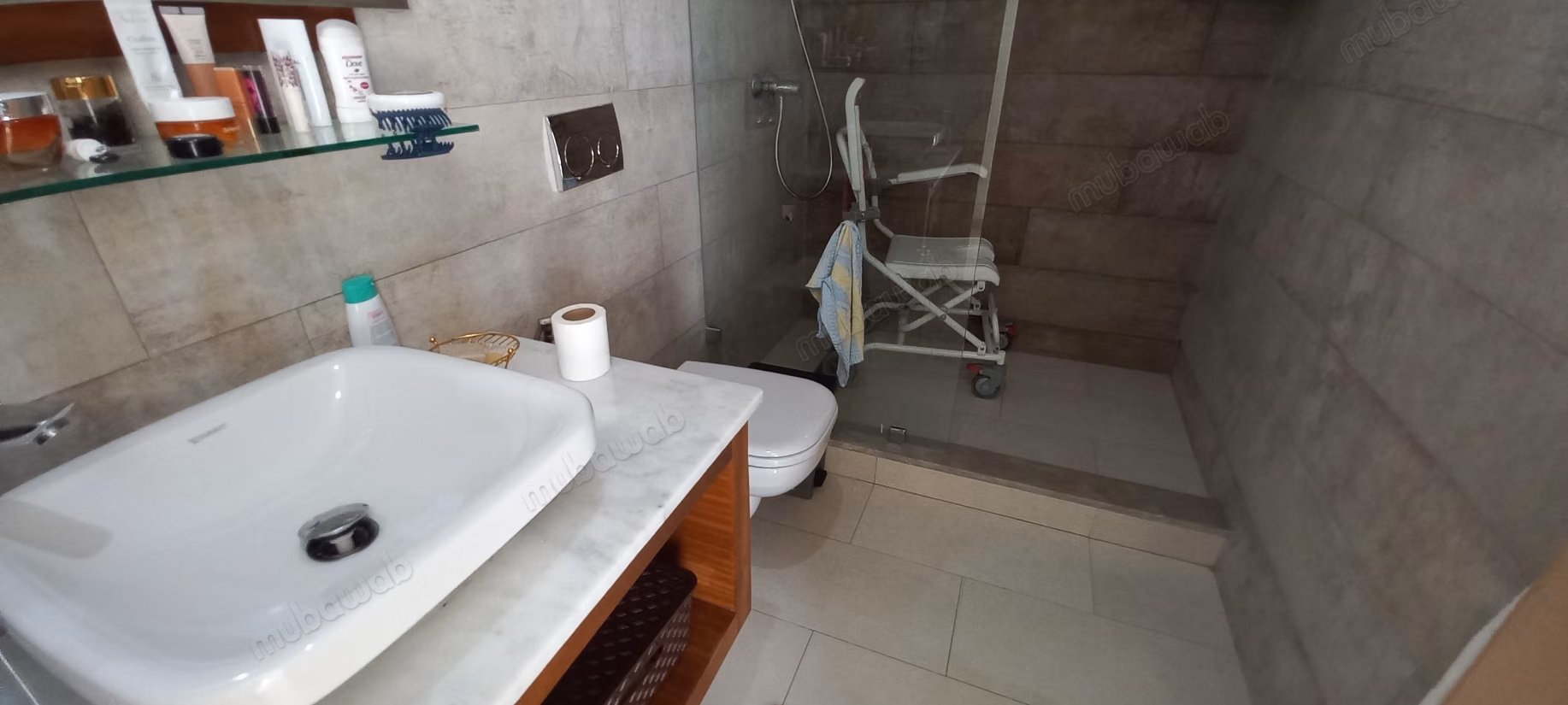 Beautiful apartment for sale in Oasis. Surface area of 143 m² including 43m² of land. Fireplace and concierge service.