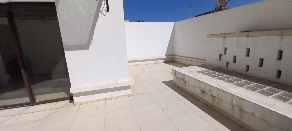 Beautiful apartment for sale in Oasis. Surface area of 143 m² including 43m² of land. Fireplace and concierge service.
