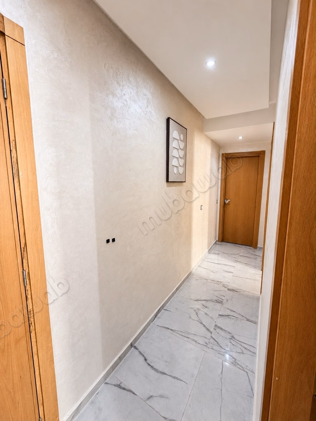New apartment, never lived in, located on the third floor of a modern residence (less than five years old) with an elevator. The building is situated directly on a main thoroughfare in the heart of Rabat, offering a strategic location that facilitates access to various neighborhoods and services.