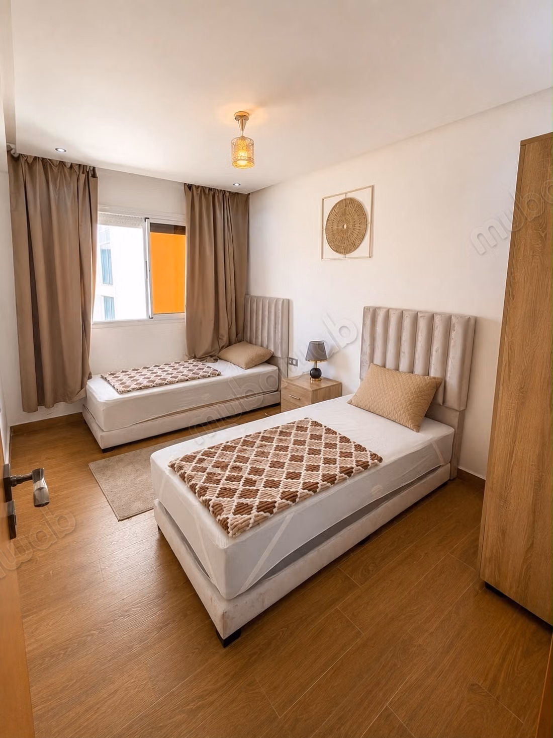 New apartment, never lived in, located on the third floor of a modern residence (less than five years old) with an elevator. The building is situated directly on a main thoroughfare in the heart of Rabat, offering a strategic location that facilitates access to various neighborhoods and services.