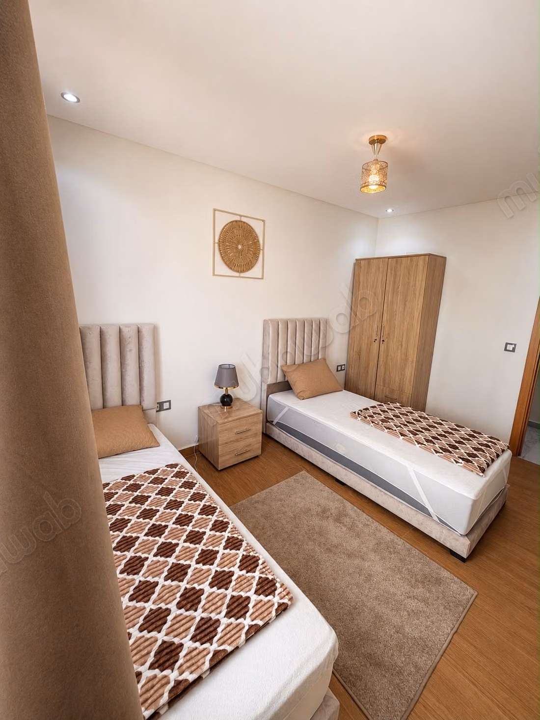New apartment, never lived in, located on the third floor of a modern residence (less than five years old) with an elevator. The building is situated directly on a main thoroughfare in the heart of Rabat, offering a strategic location that facilitates access to various neighborhoods and services.