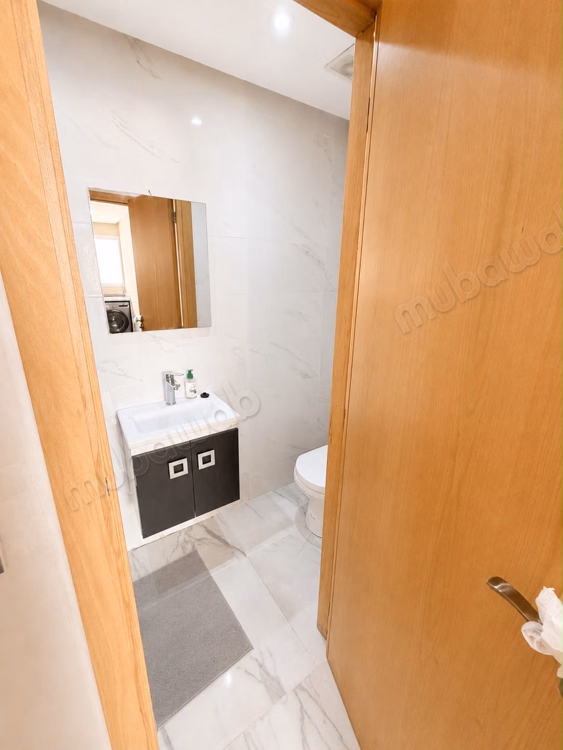 New apartment, never lived in, located on the third floor of a modern residence (less than five years old) with an elevator. The building is situated directly on a main thoroughfare in the heart of Rabat, offering a strategic location that facilitates access to various neighborhoods and services.