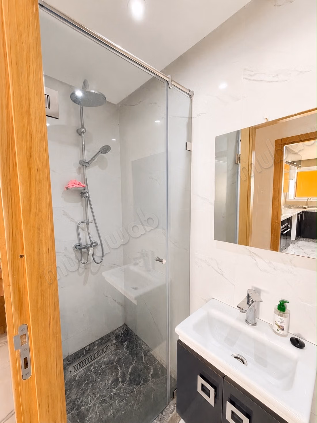 New apartment, never lived in, located on the third floor of a modern residence (less than five years old) with an elevator. The building is situated directly on a main thoroughfare in the heart of Rabat, offering a strategic location that facilitates access to various neighborhoods and services.