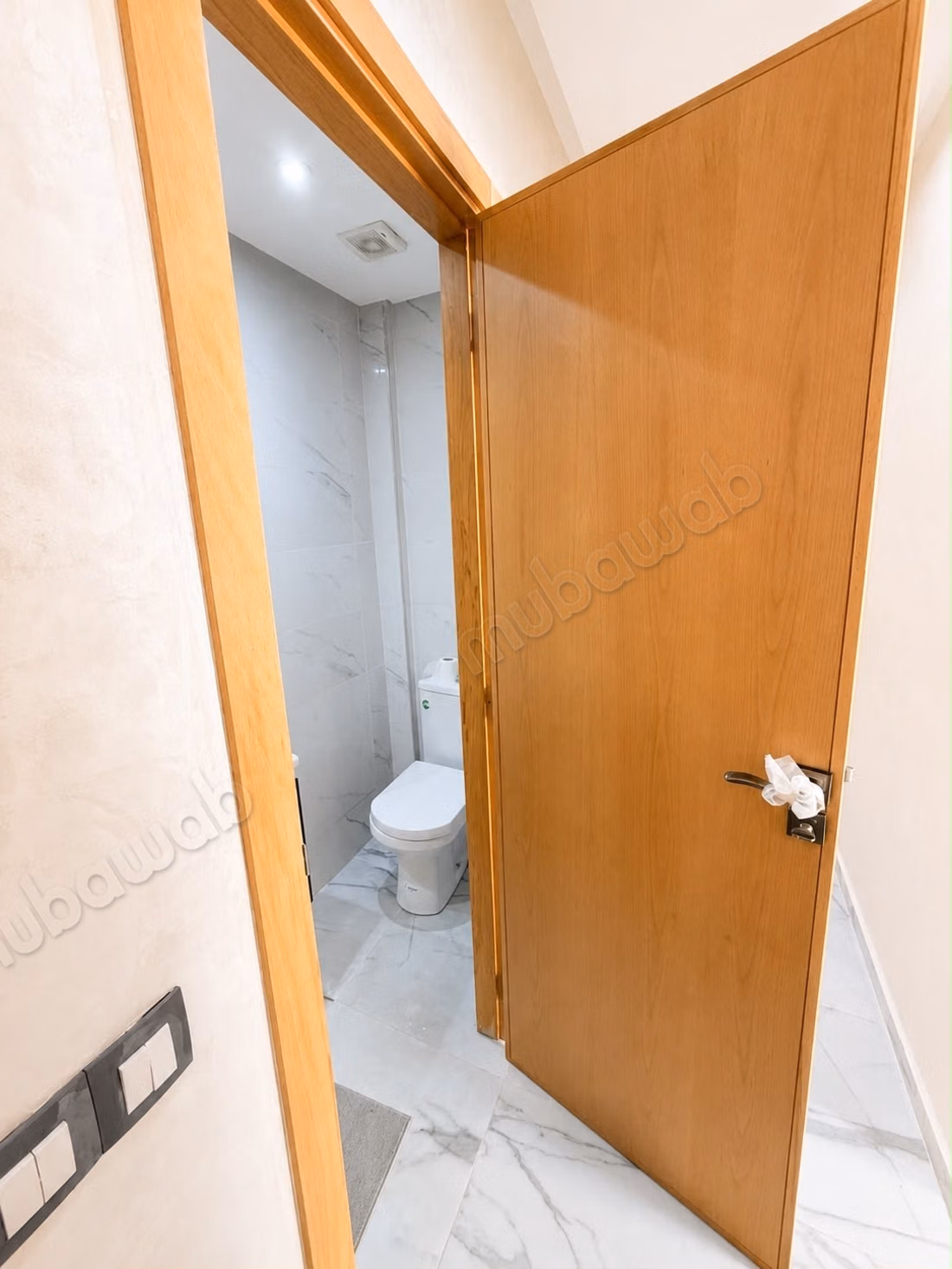 New apartment, never lived in, located on the third floor of a modern residence (less than five years old) with an elevator. The building is situated directly on a main thoroughfare in the heart of Rabat, offering a strategic location that facilitates access to various neighborhoods and services.