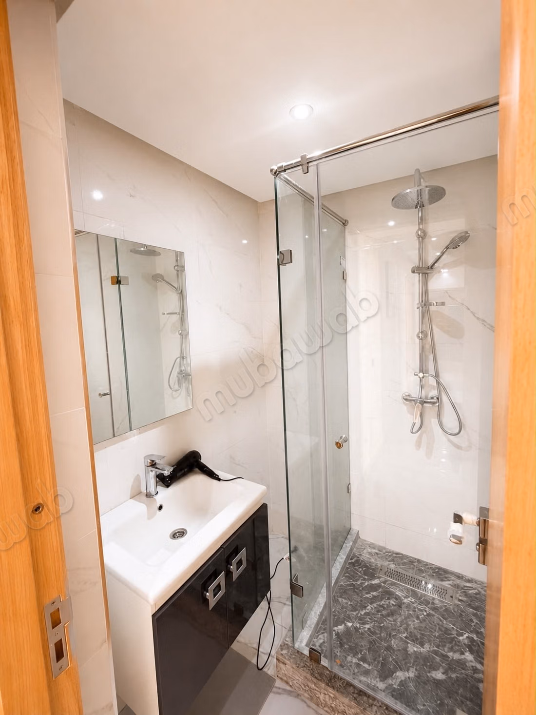 New apartment, never lived in, located on the third floor of a modern residence (less than five years old) with an elevator. The building is situated directly on a main thoroughfare in the heart of Rabat, offering a strategic location that facilitates access to various neighborhoods and services.