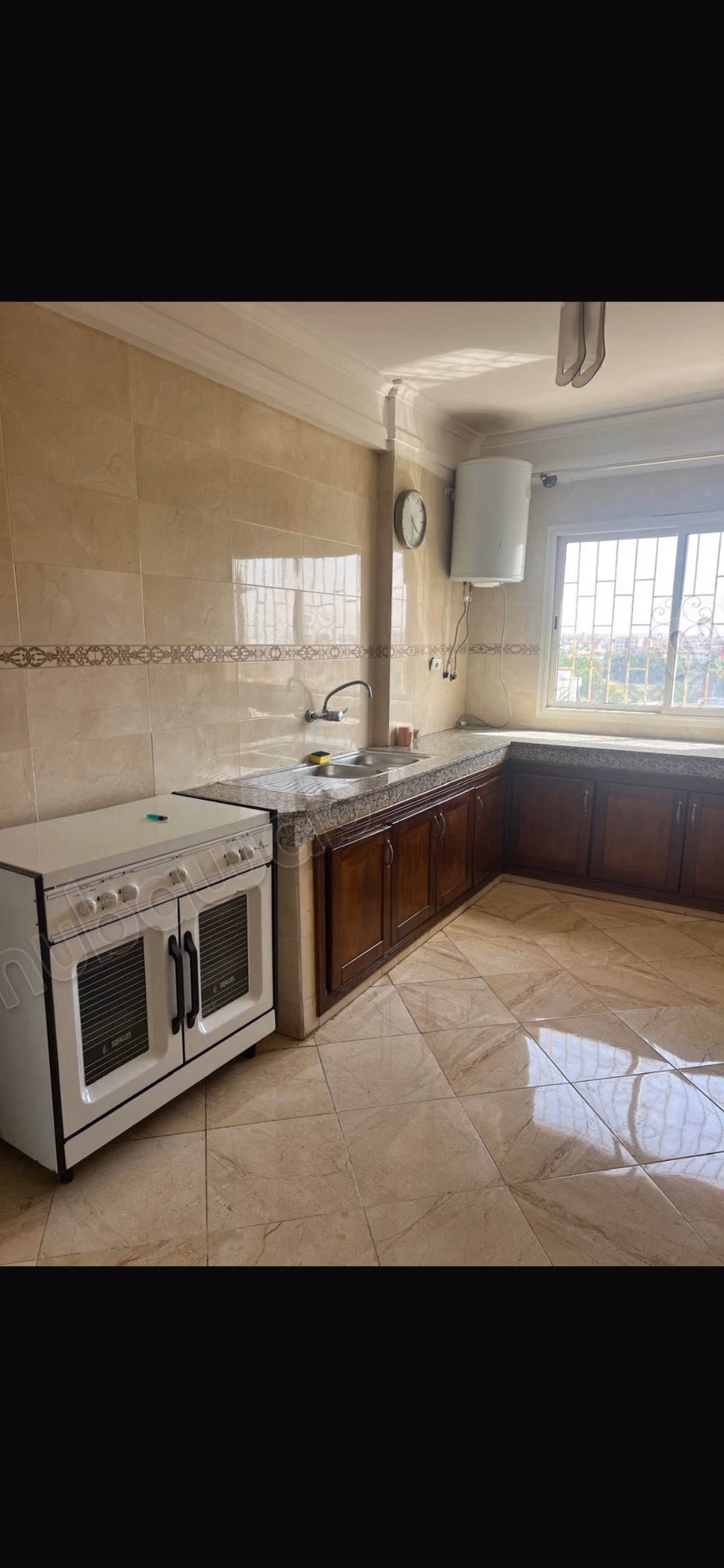 Apartamento en alquiler en Plateau. 3 habitaciones grandes. Bien amueblado