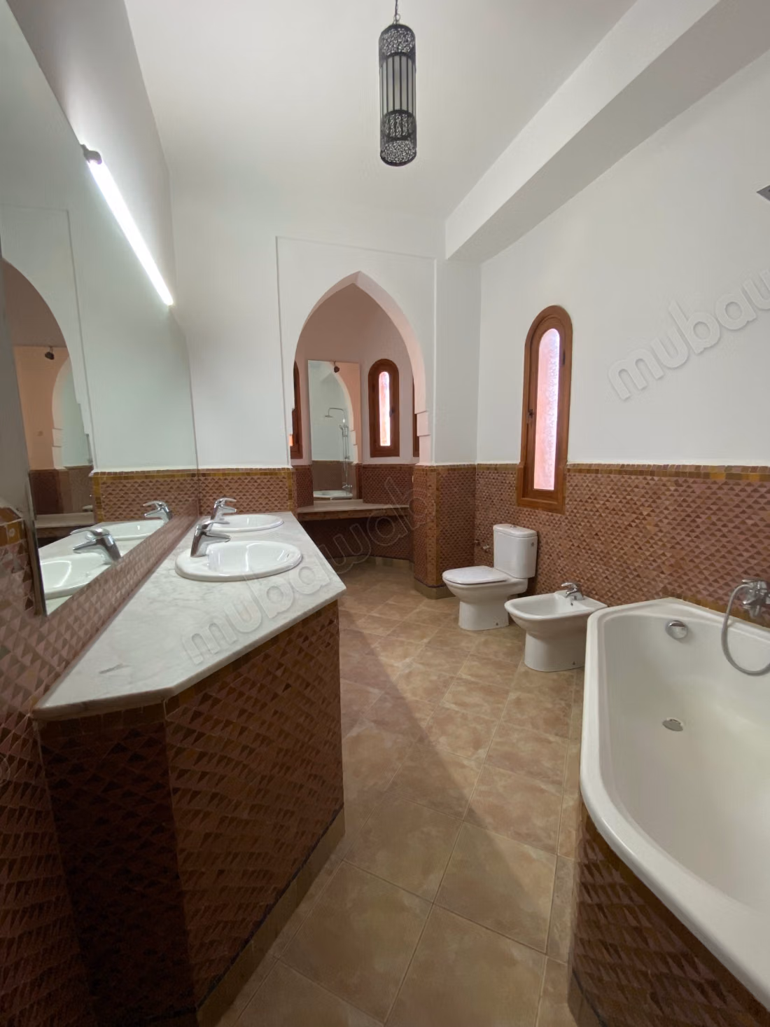 High standing villa for sale in Targa. 10 pleasant rooms. Pool and fireplace