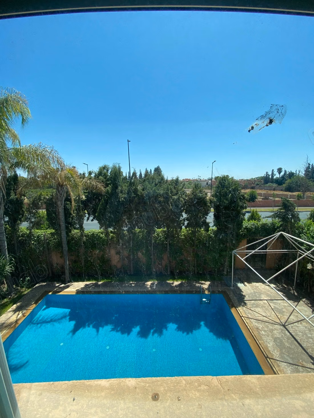 High standing villa for sale in Targa. 10 pleasant rooms. Pool and fireplace
