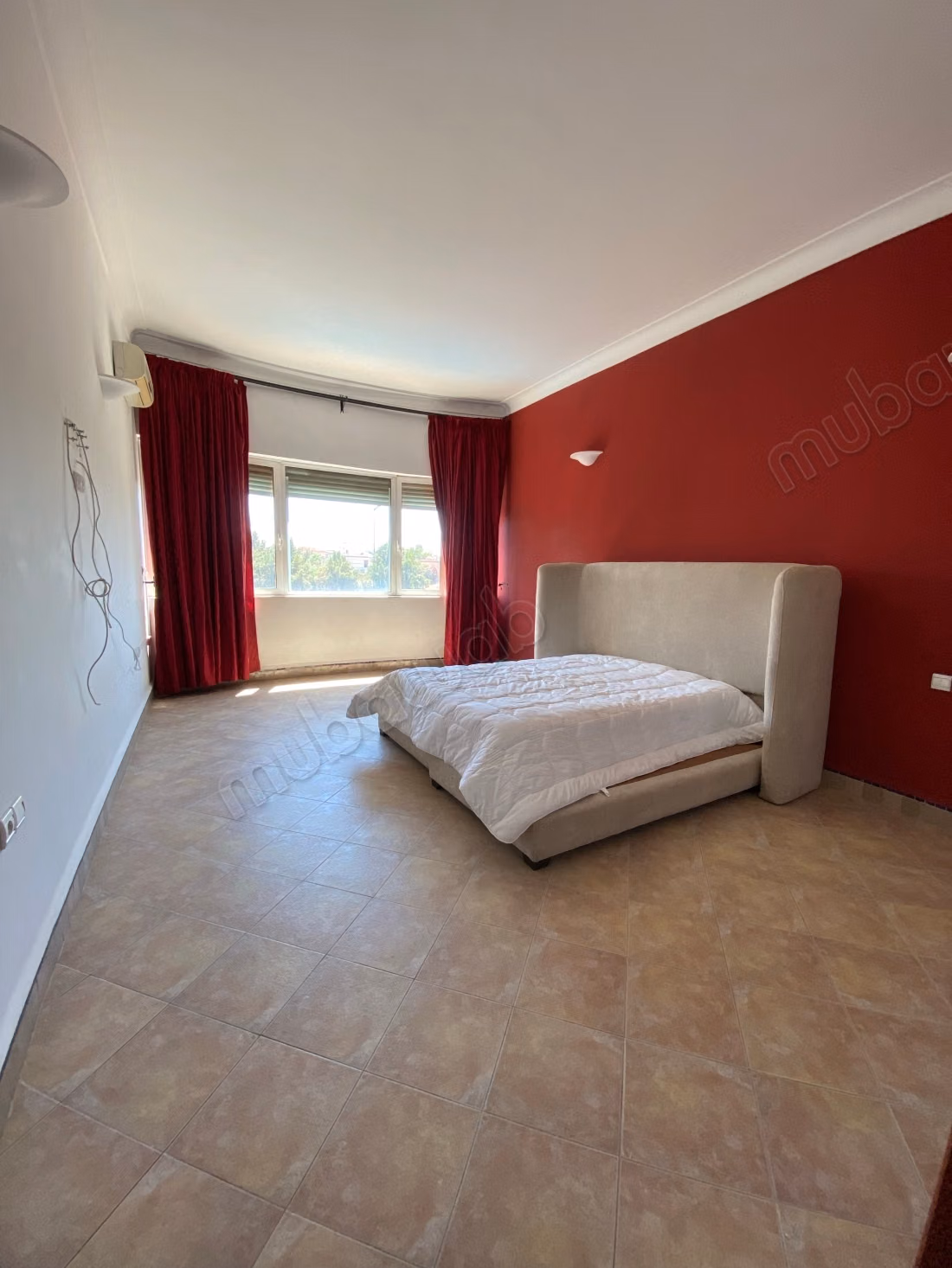High standing villa for sale in Targa. 10 pleasant rooms. Pool and fireplace