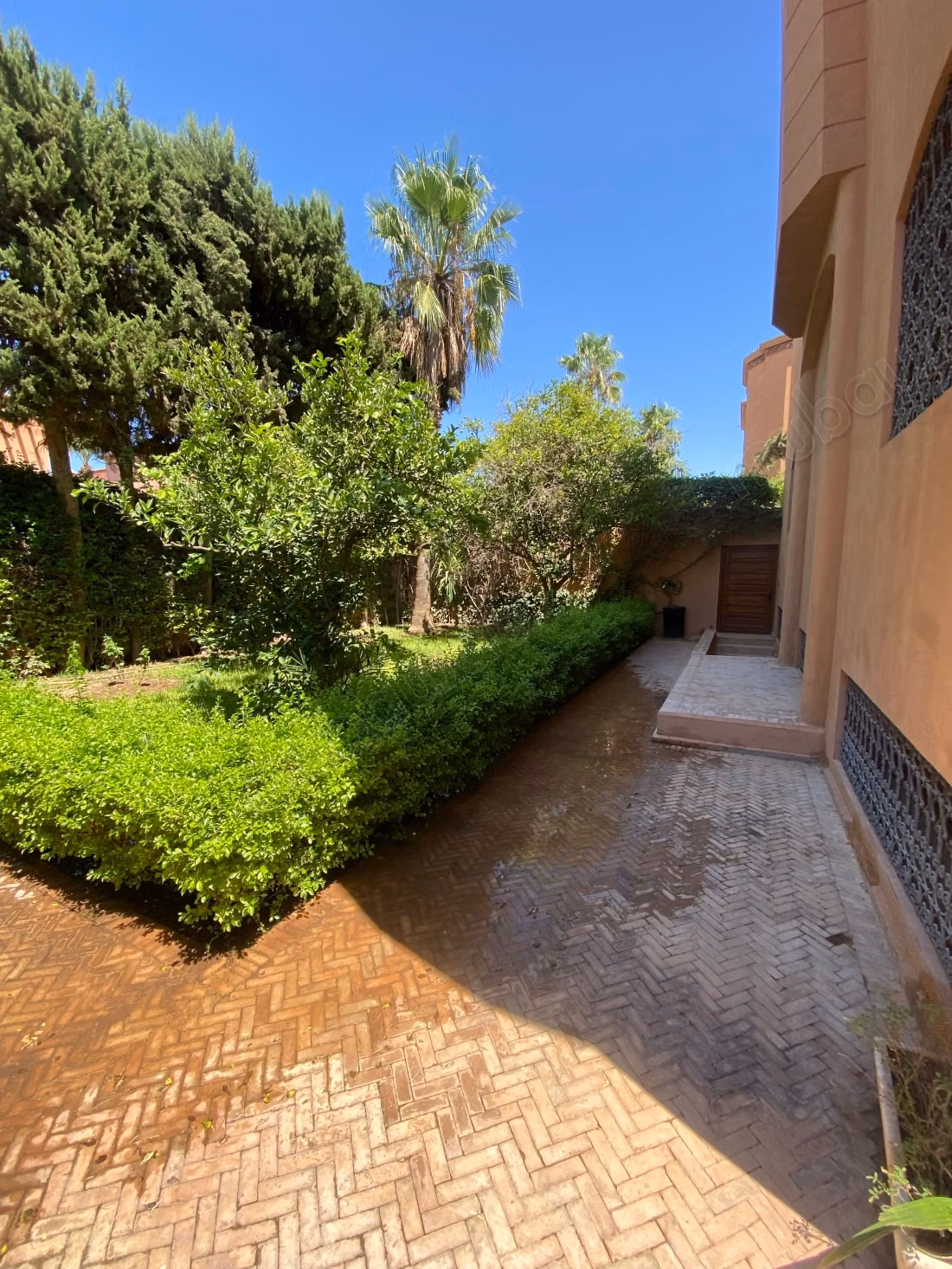 High standing villa for sale in Targa. 10 pleasant rooms. Pool and fireplace