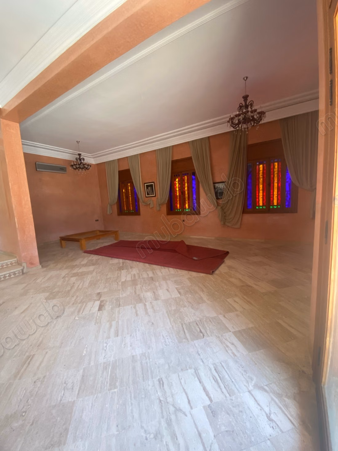 High standing villa for sale in Targa. 10 pleasant rooms. Pool and fireplace