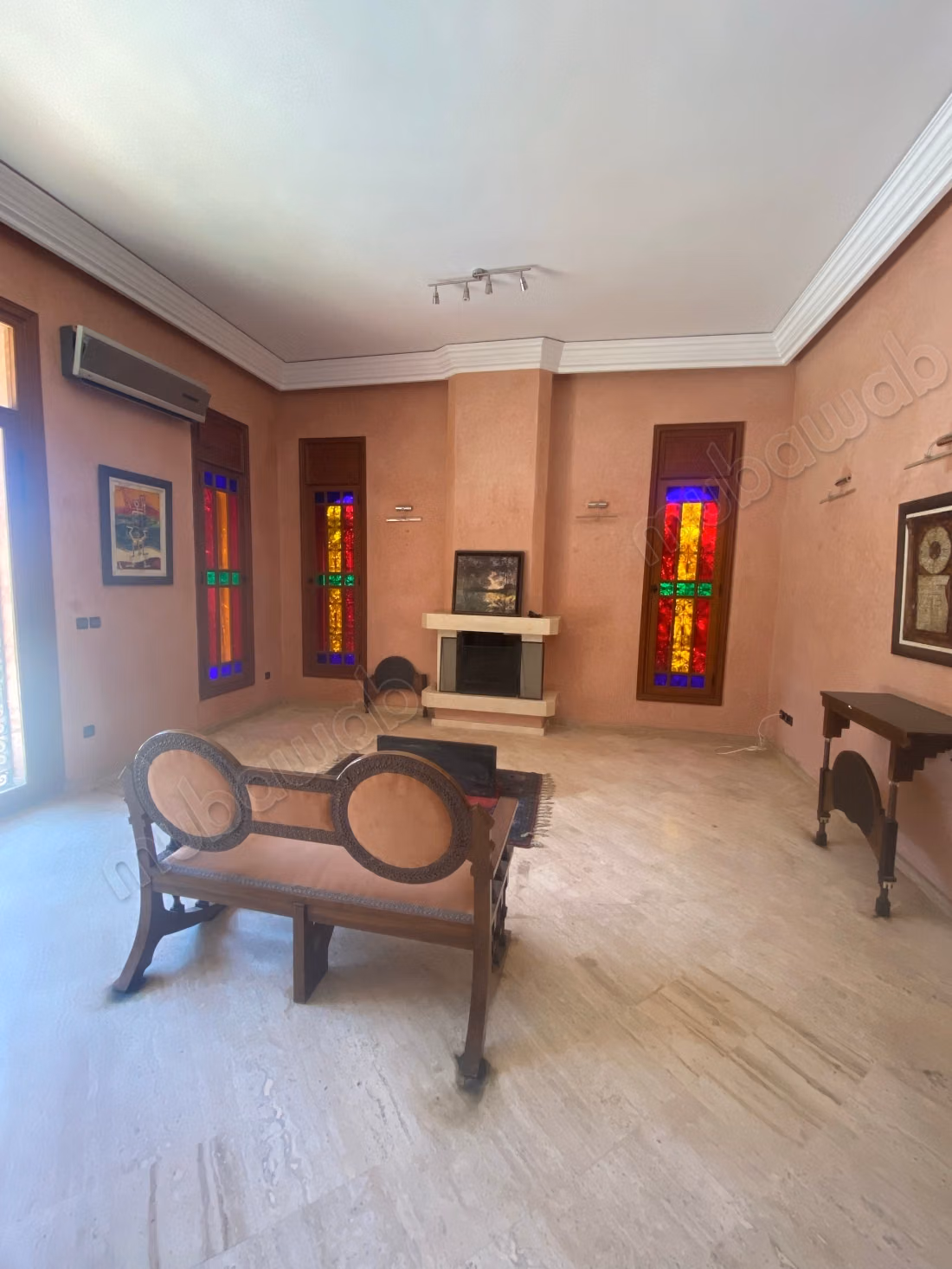 High standing villa for sale in Targa. 10 pleasant rooms. Pool and fireplace