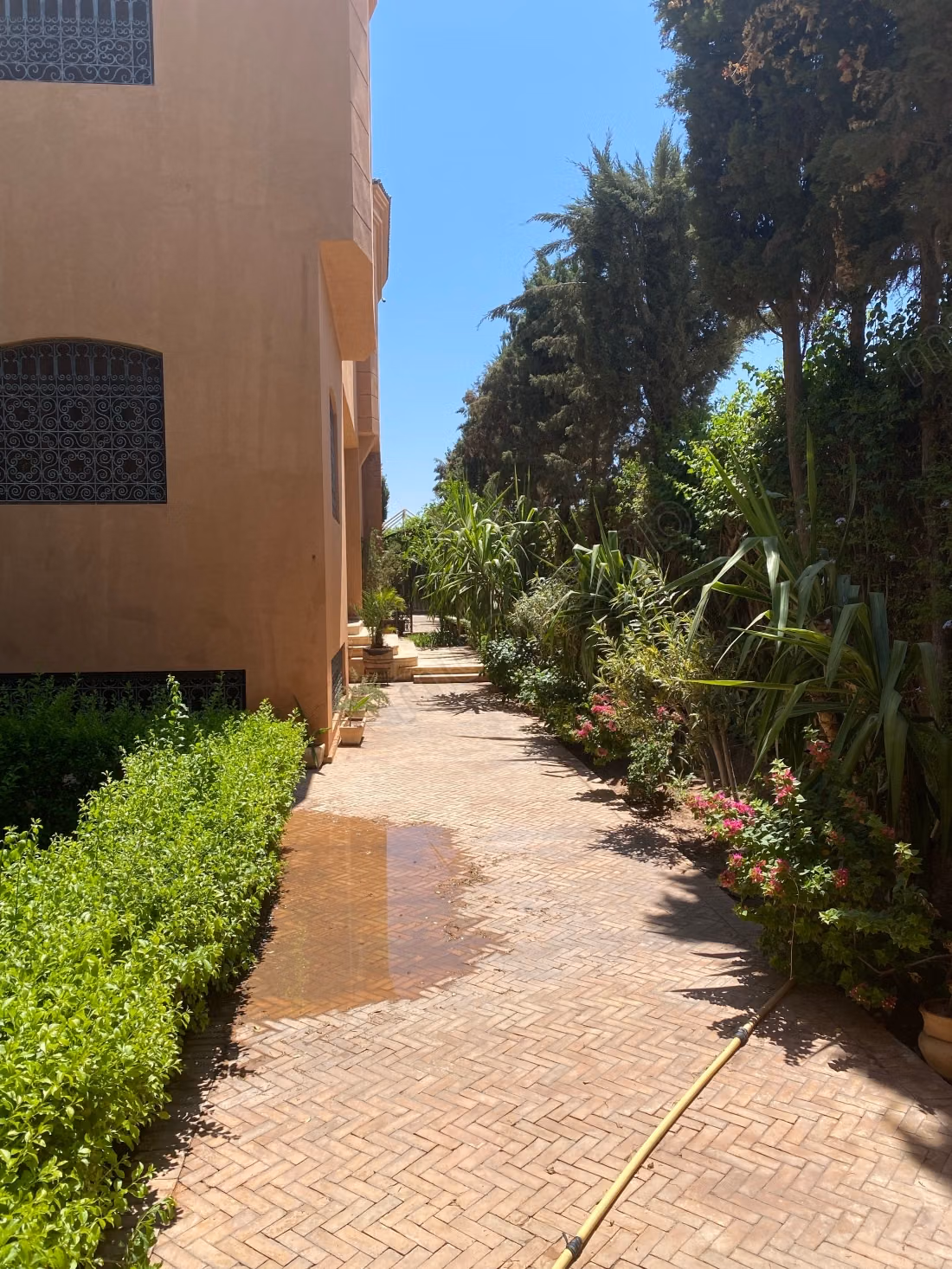 High standing villa for sale in Targa. 10 pleasant rooms. Pool and fireplace