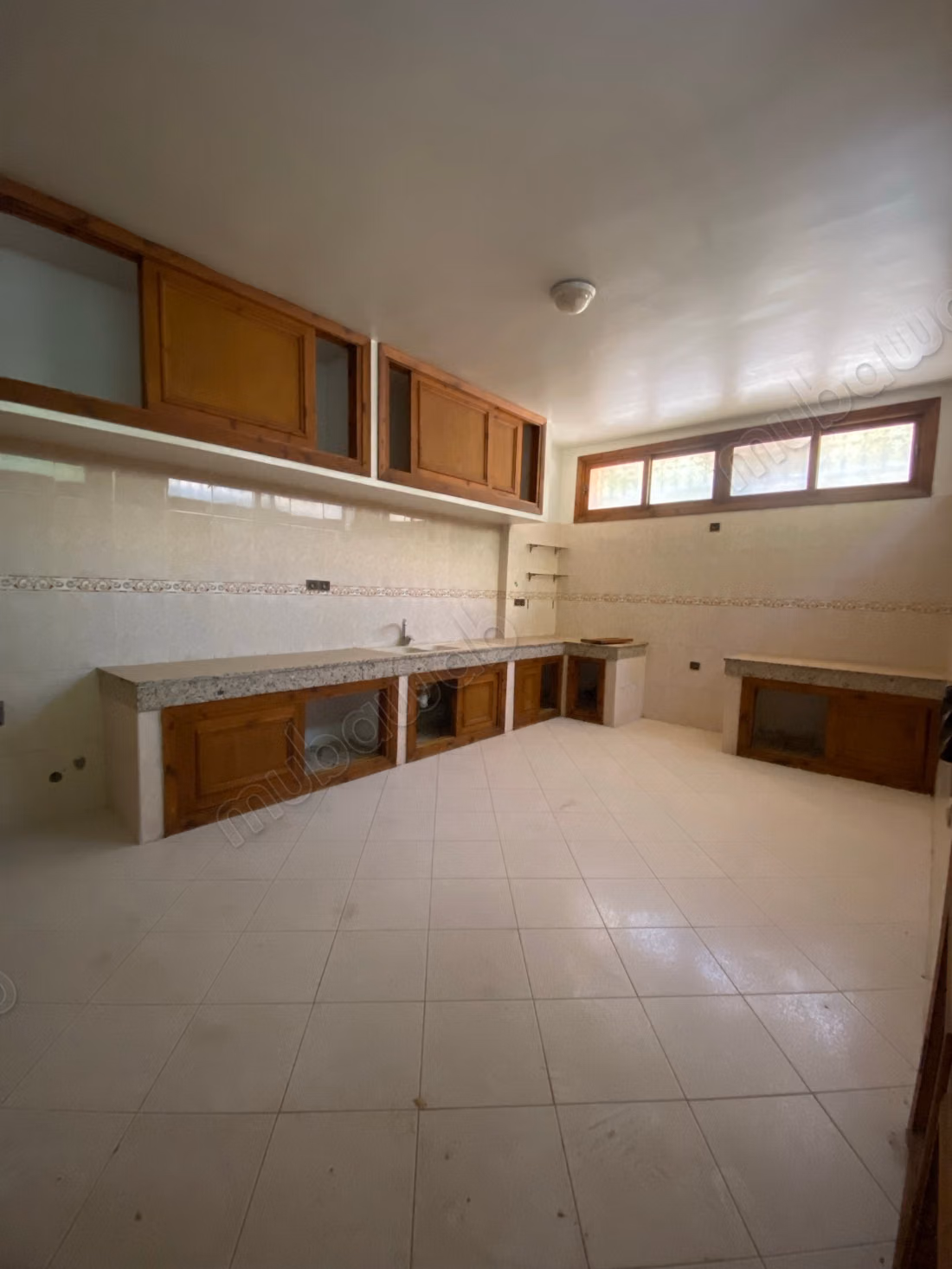 High standing villa for sale in Targa. 10 pleasant rooms. Pool and fireplace