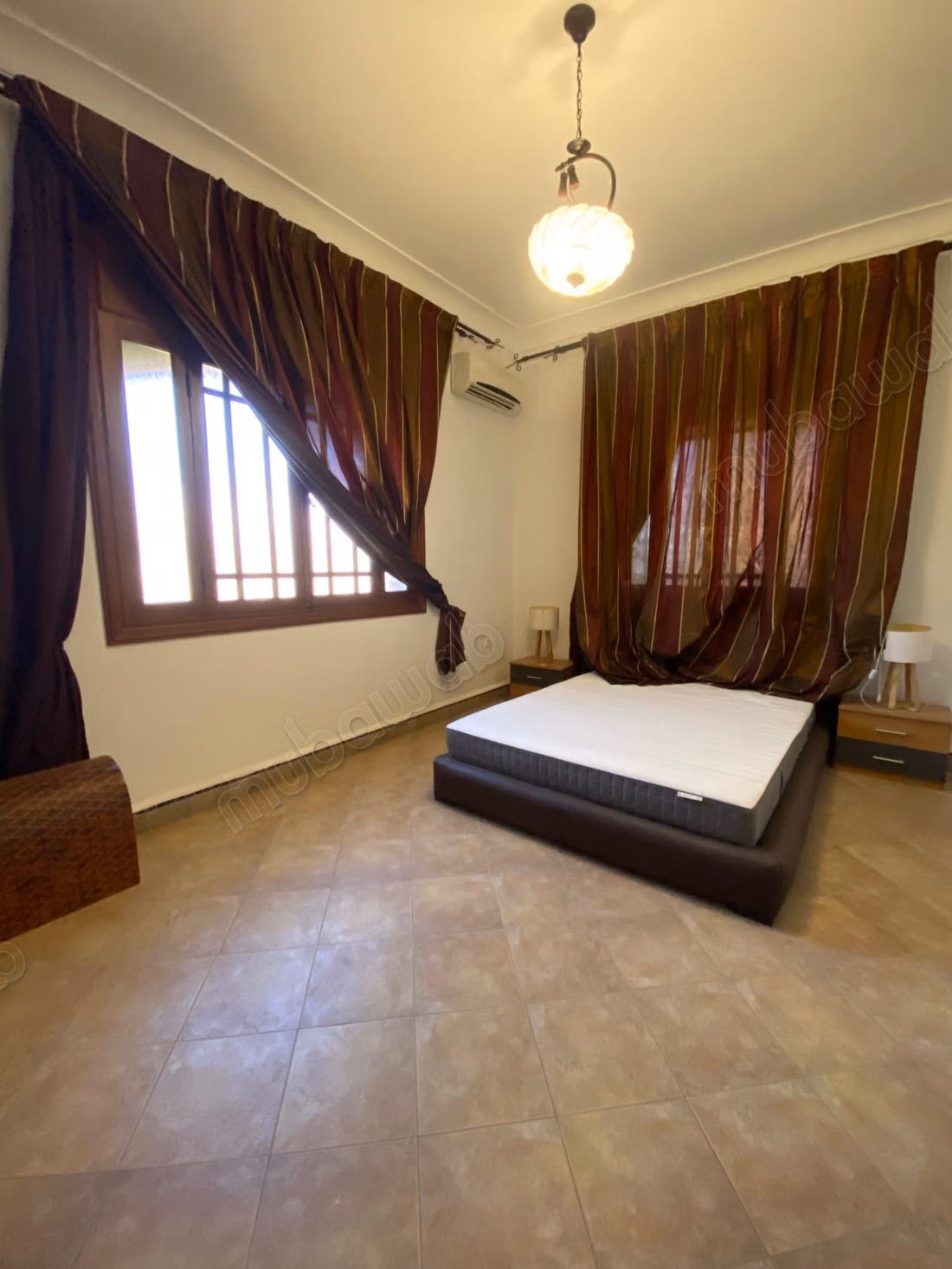 High standing villa for sale in Targa. 10 pleasant rooms. Pool and fireplace