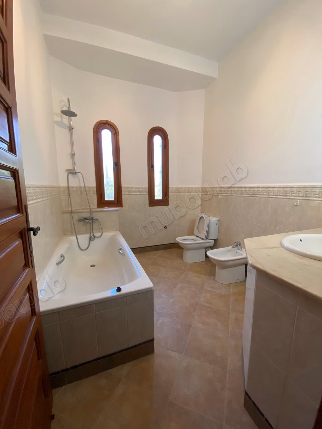 High standing villa for sale in Targa. 10 pleasant rooms. Pool and fireplace