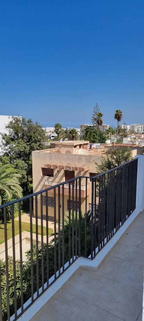 Vend appartement à Bourgogne Ouest.
Surface totale 79 m².
Bien meublé