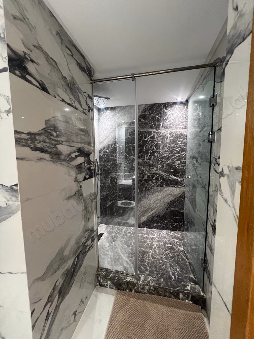 Spacious furnished apartment location