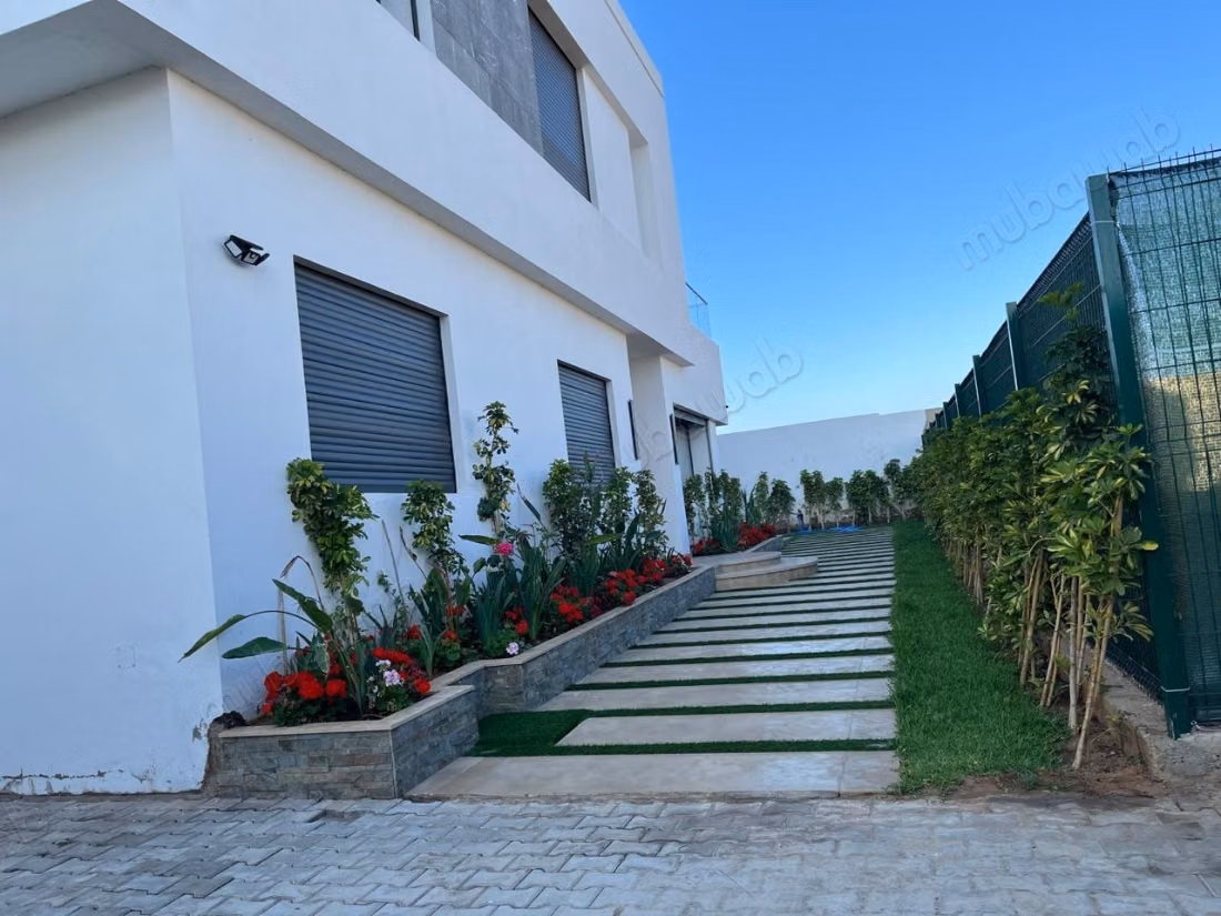 Casa di lusso in vendita a El Menzeh. 6 grandi stanze. Arredato