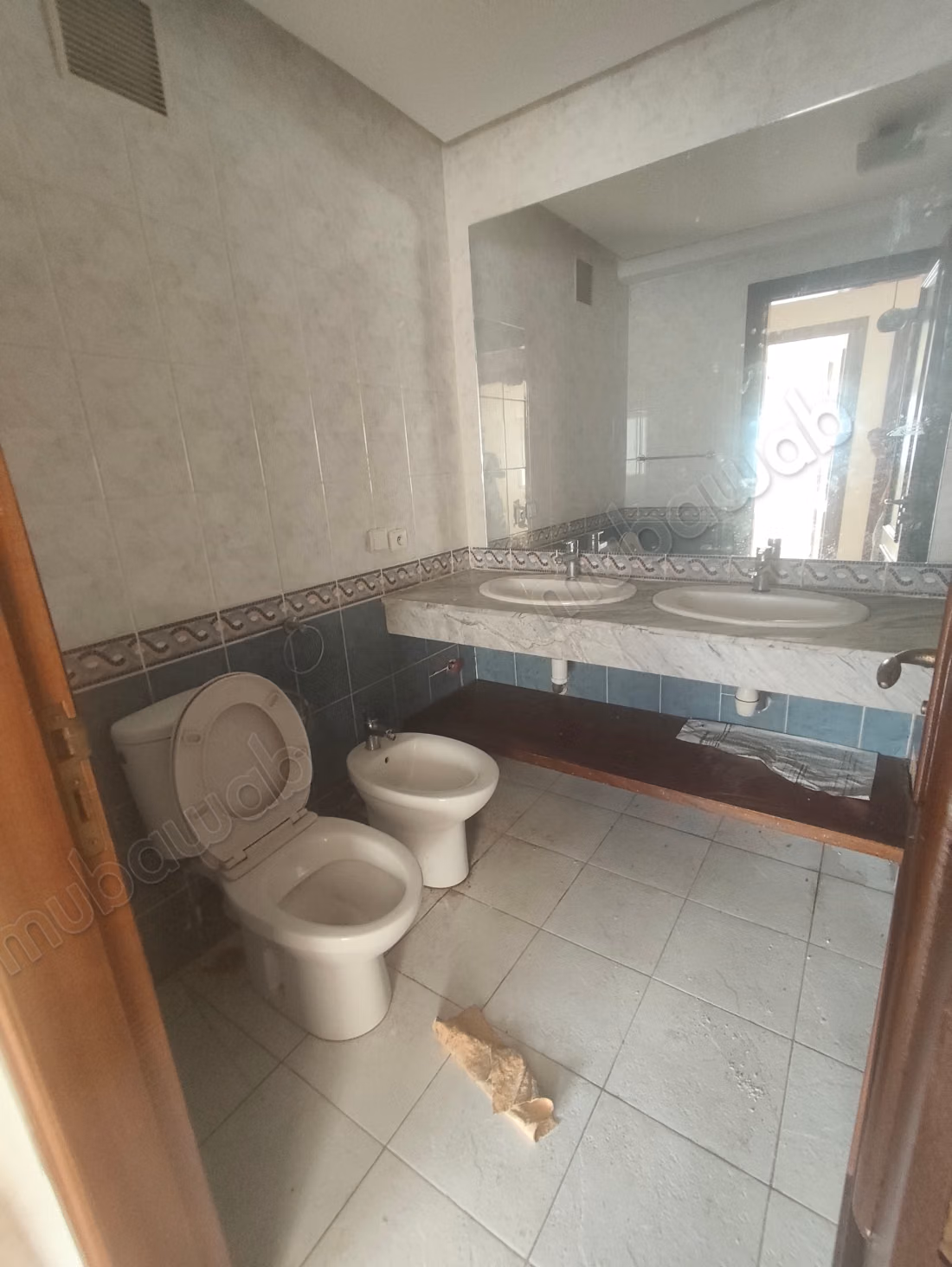 Location d'un appartement à Bourgogne Est. 
2 chambres. 
Ascenseur et stationnement