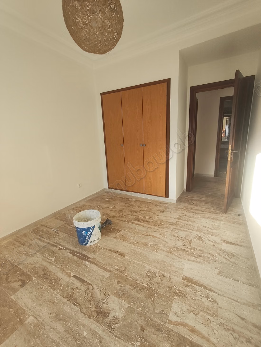 Location d'un appartement à Bourgogne Est. 
2 chambres. 
Ascenseur et stationnement