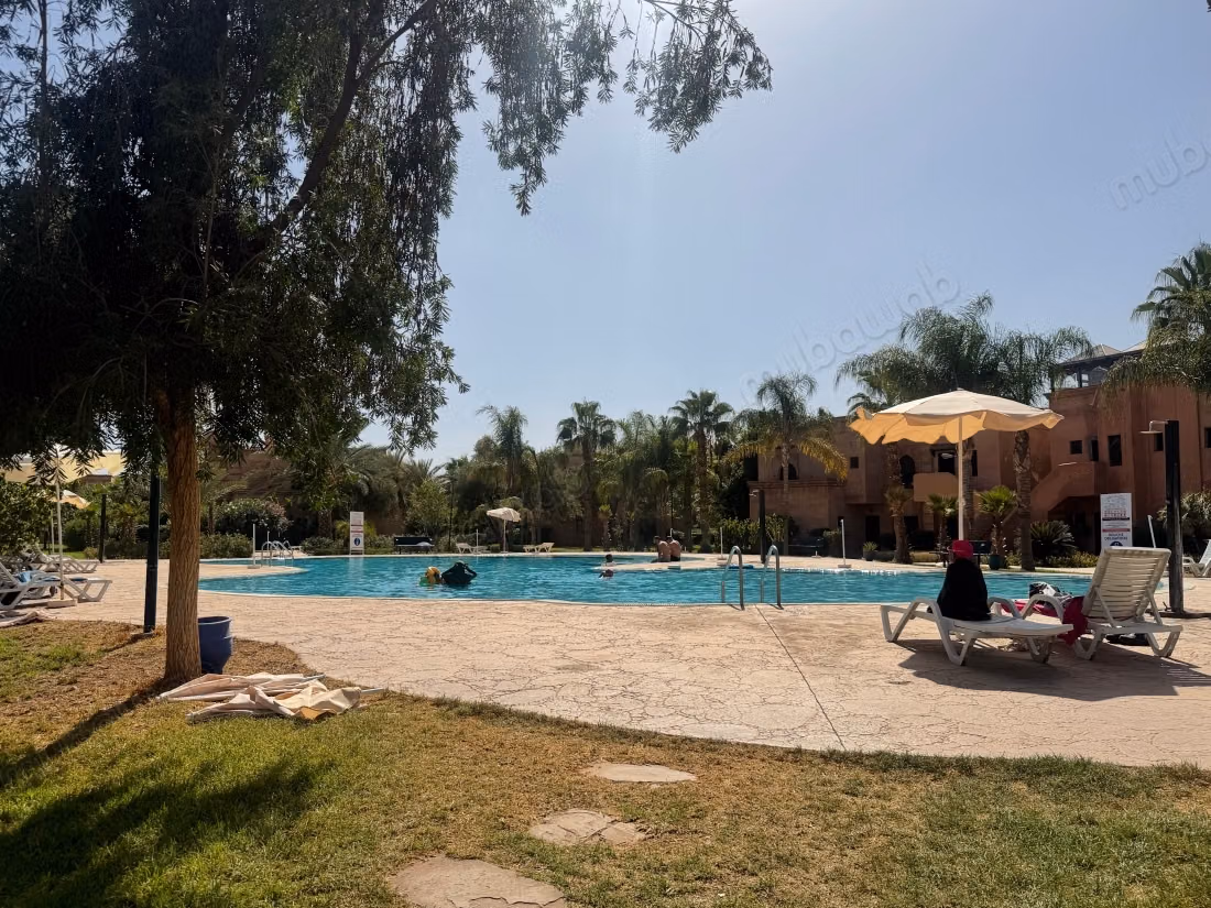 Bel appartement à vendre dans la Route de Fez. Superficie de 153 m². Service de gardien disponible, belle piscine