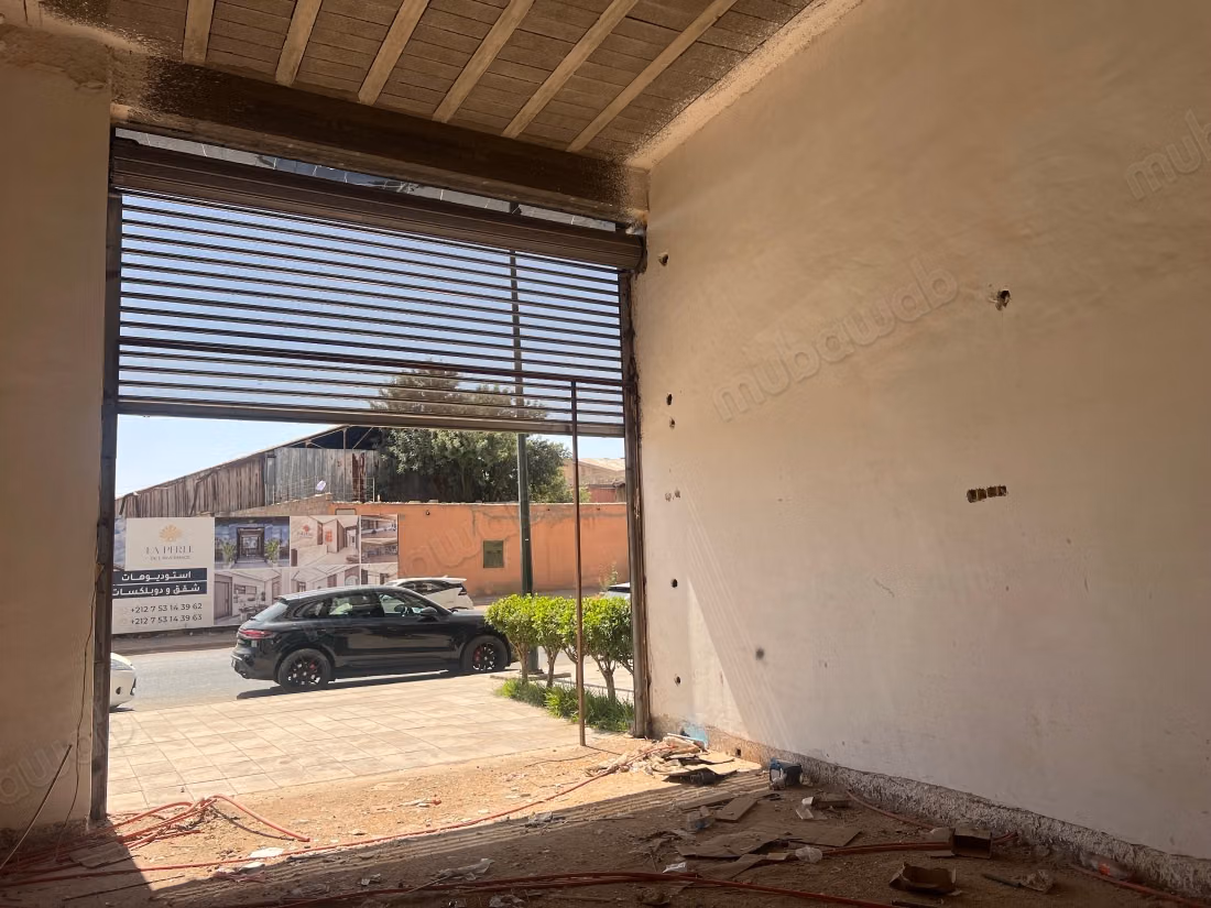 Beau local commercial en location à Hivernage.
Surface totale 56 m².
Concierge