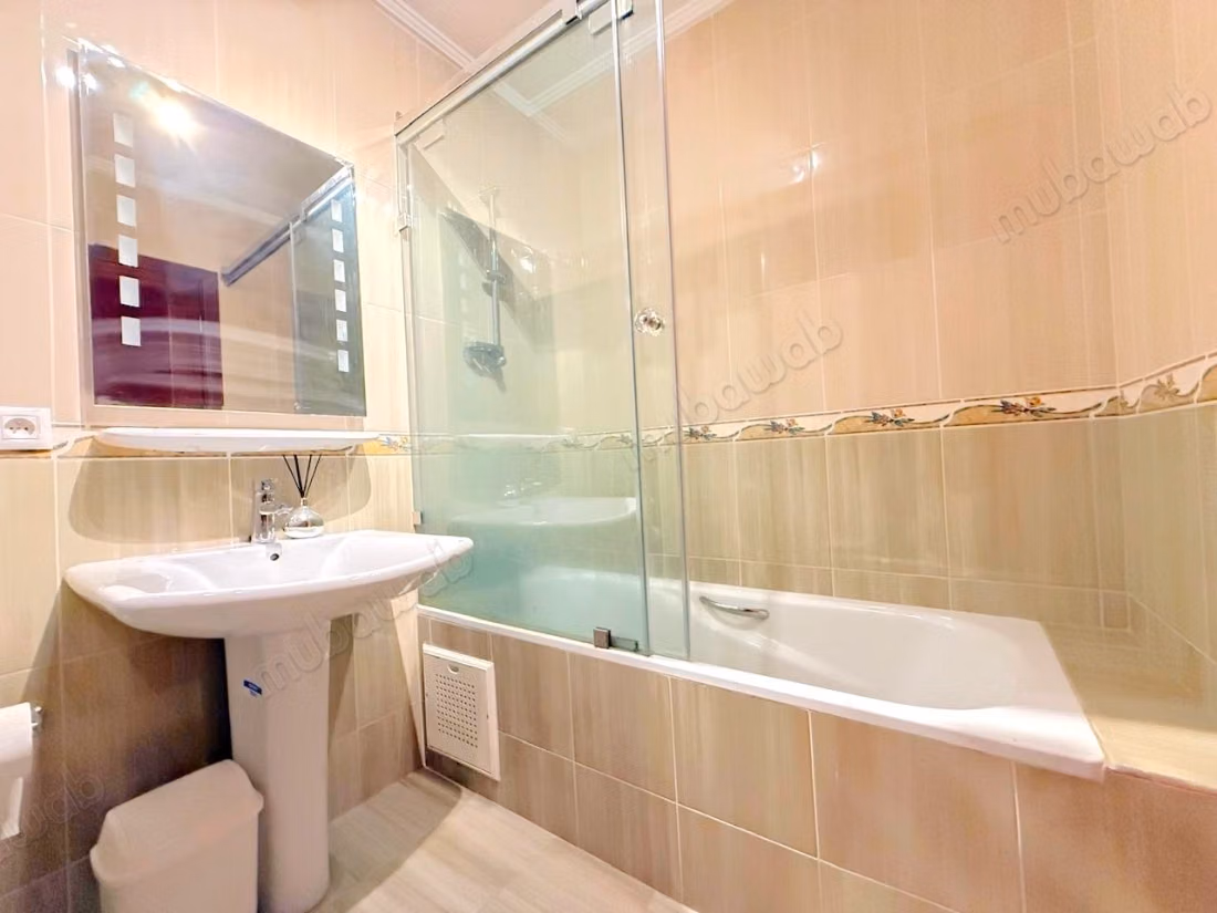Zeer mooi appartement te huur nabij het strand. Totale oppervlakte 120 m². Gemeubileerd