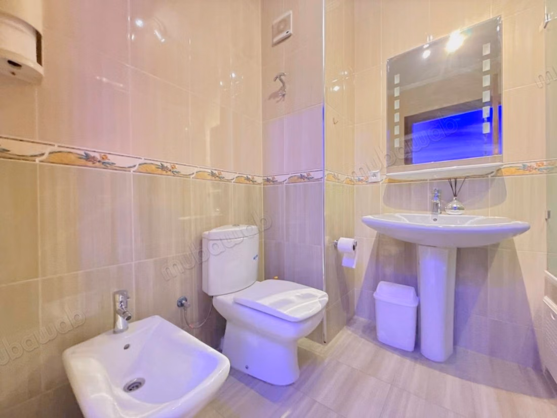 Zeer mooi appartement te huur nabij het strand. Totale oppervlakte 120 m². Gemeubileerd