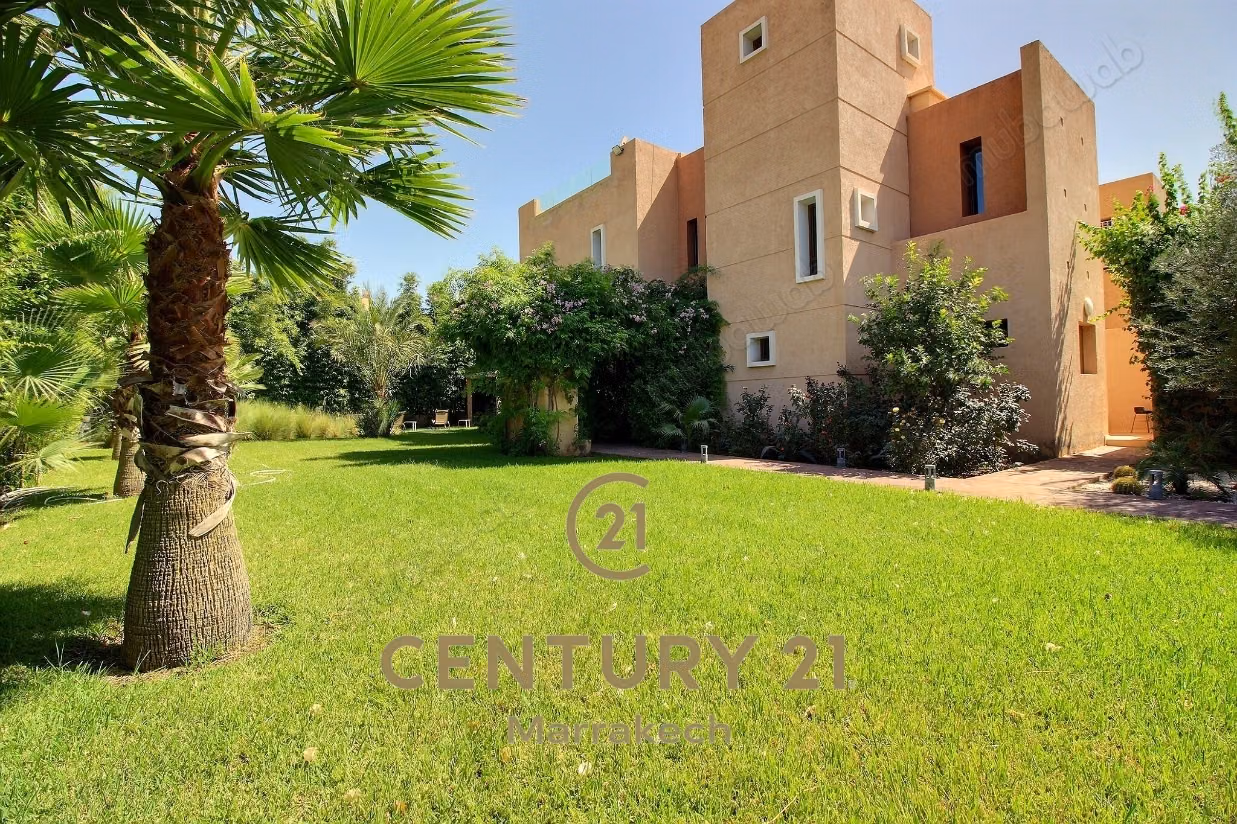 Villa with Heated Pool – 745 m² Plot