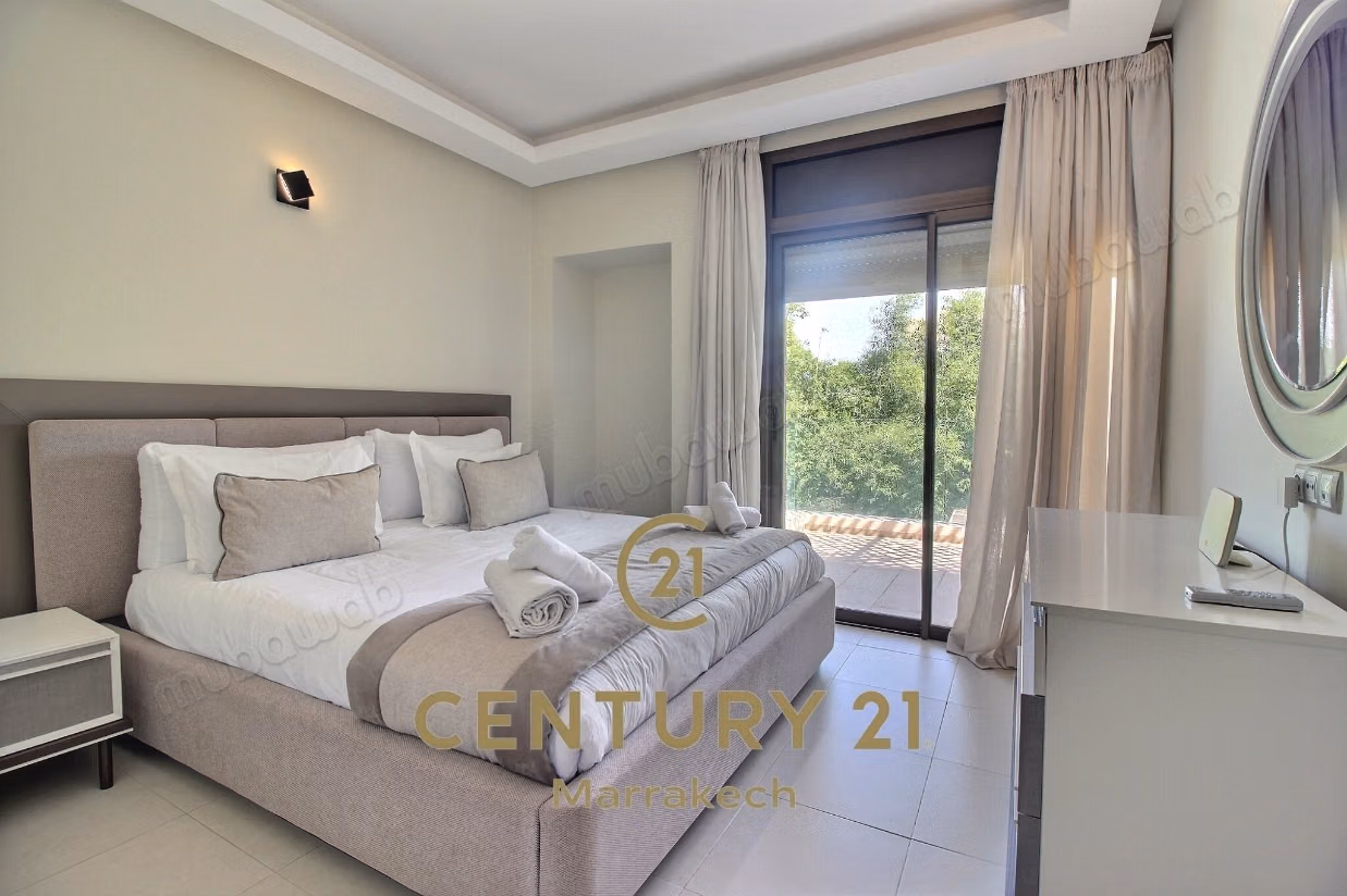 Villa with Heated Pool – 745 m² Plot