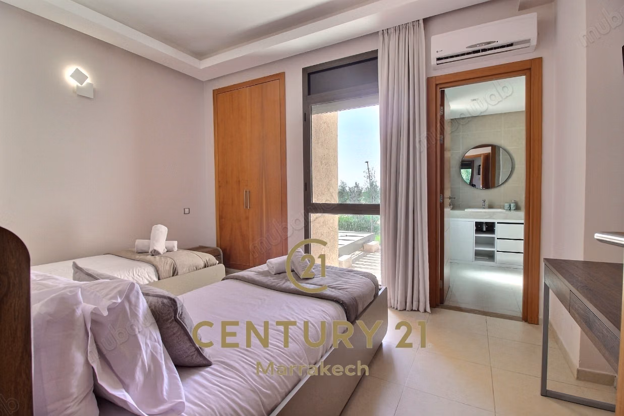 Villa with Heated Pool – 745 m² Plot