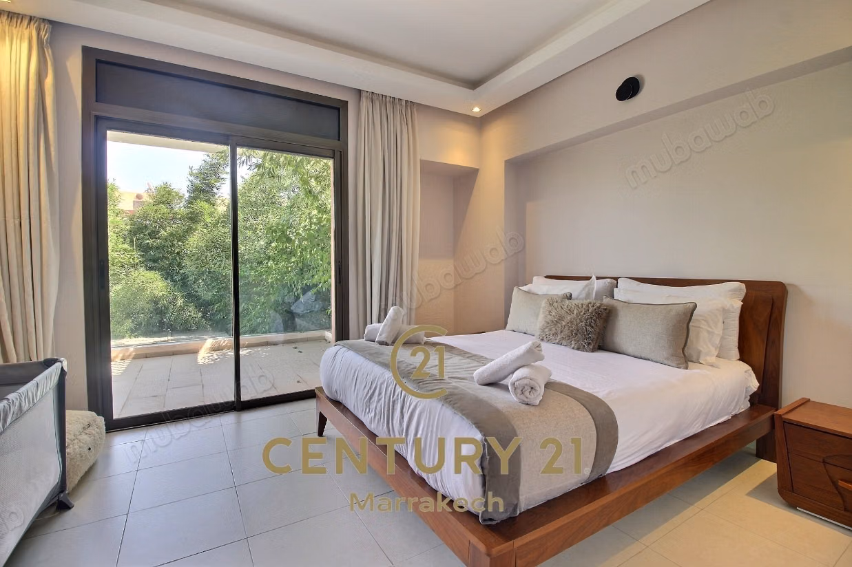 Villa with Heated Pool – 745 m² Plot